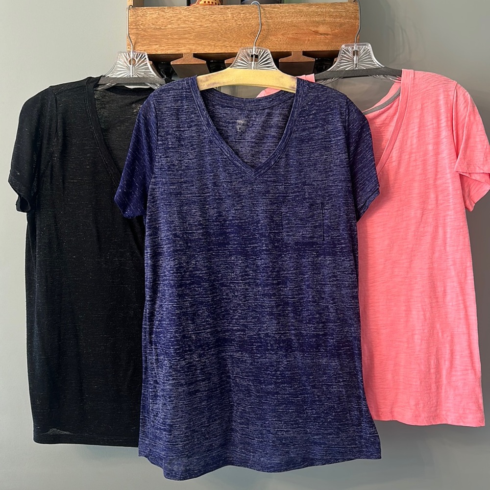 Lot of 3 woman’s Mossimo v neck tops size Large & XL purple, black & hot pink